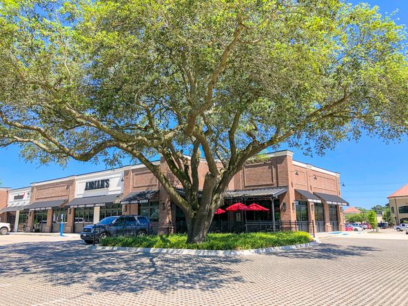 Highland Park Marketplace: 18300-18400 Old Perkins Road East, Baton Rouge, LA 70810